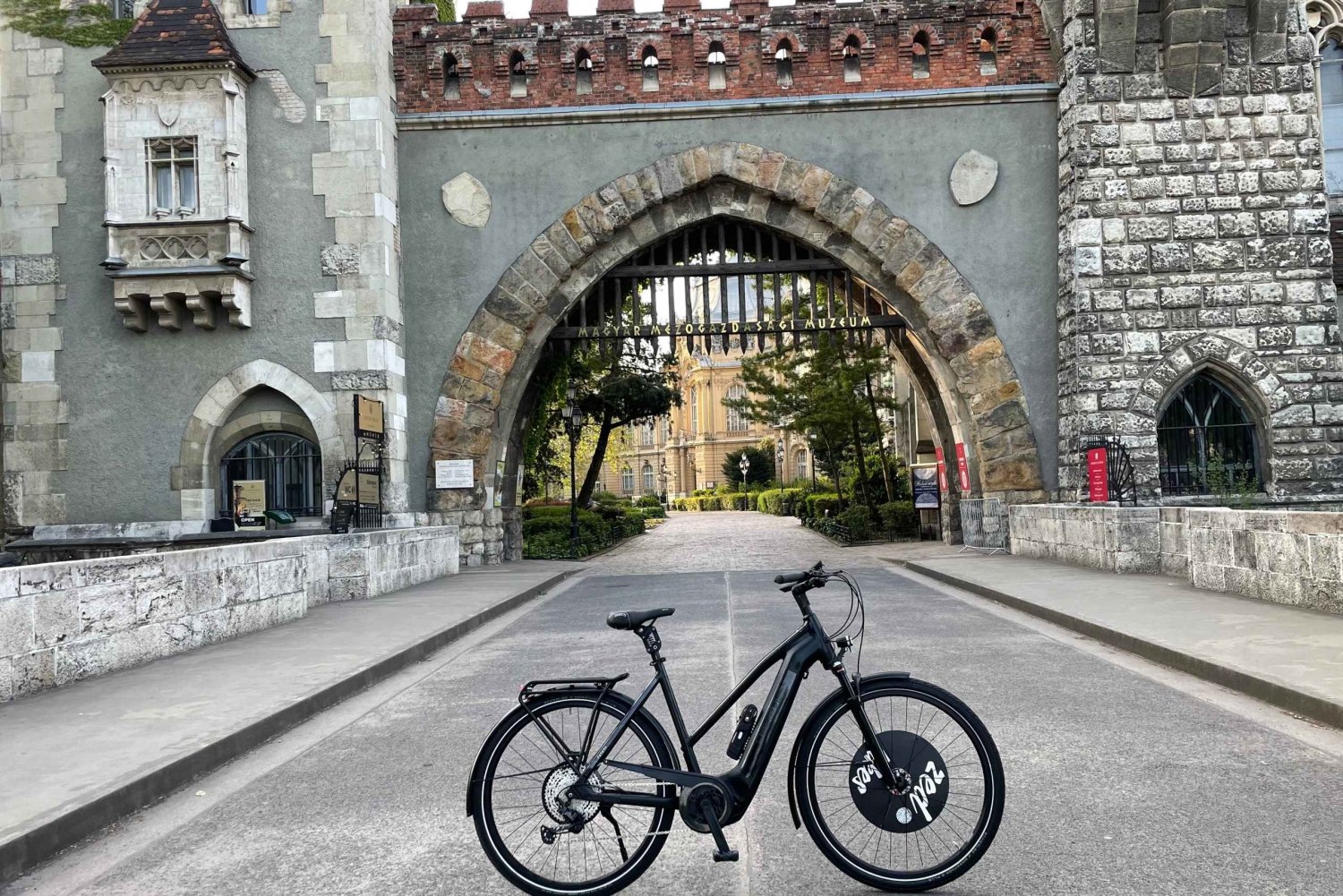 Budapest: Private E-Bike Sightseeing Tour with Guide