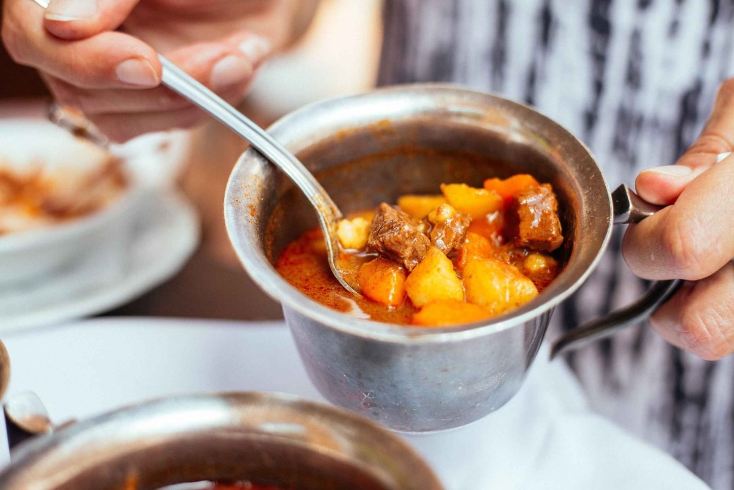 Budapeszt: Prywatna wycieczka kulinarna – 10 degustacji z lokalnymi mieszkańcami