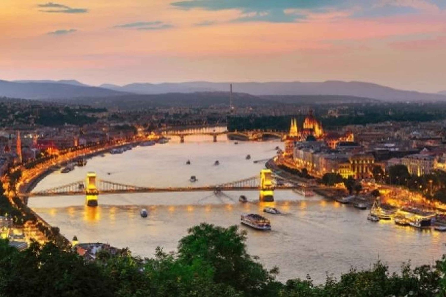 Budapest: Tour guiado privado de la ciudad en monovolumen/coche de lujo