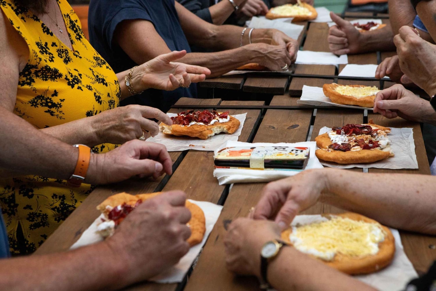 Budapest: Tour a piedi dei bar delle rovine con bevande e spuntini