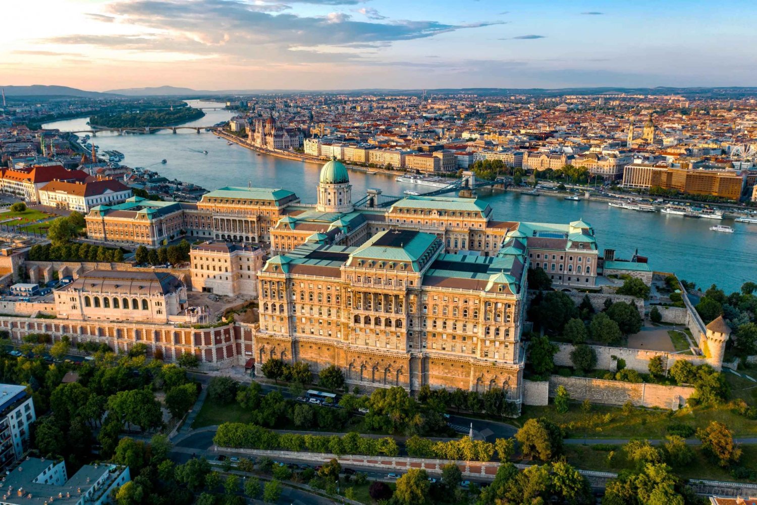 Budapest: Self-Guided photo Safari with Photobook! City Tour