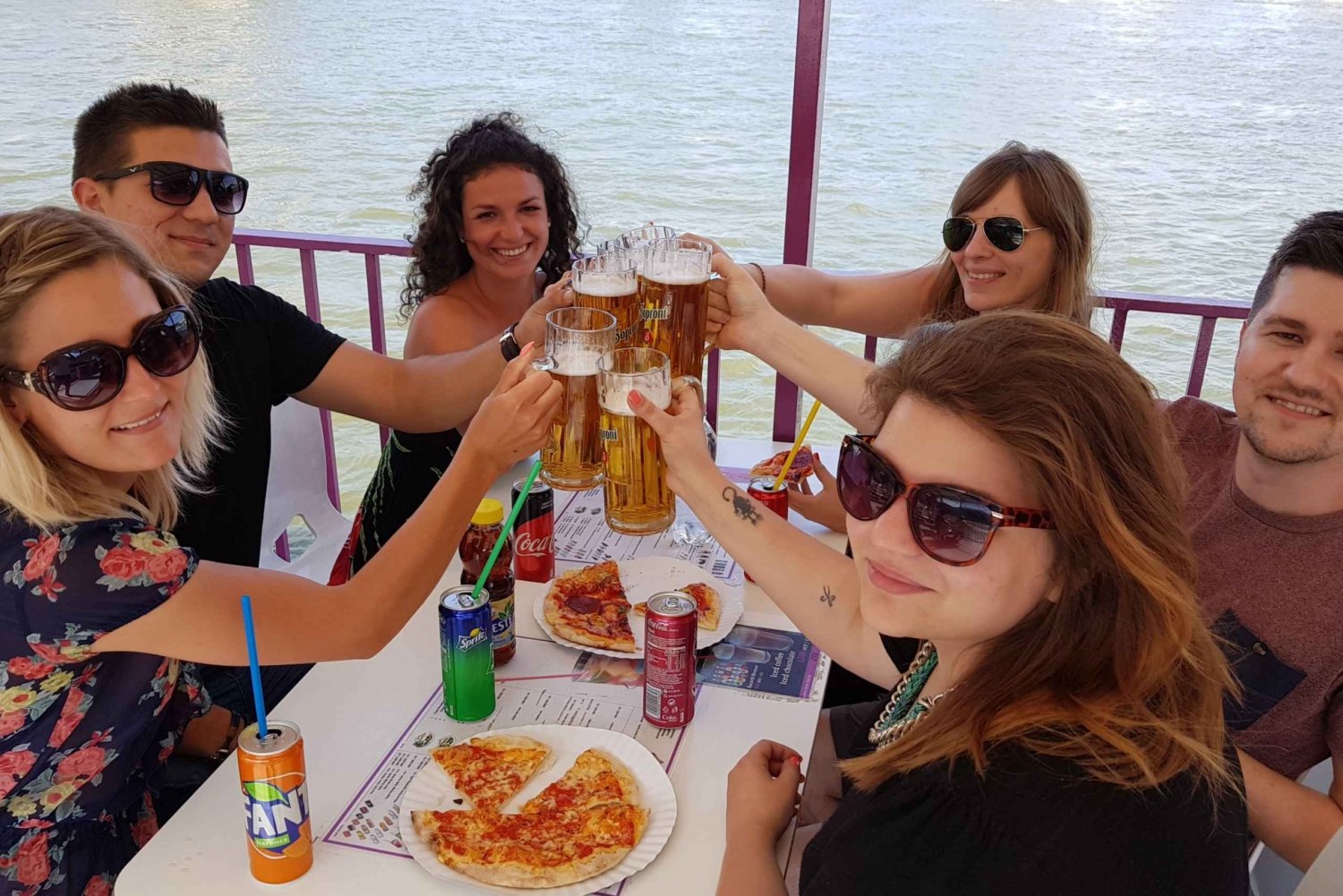 Budapest: Downtown Budapest Cruise with Pizza and Beer