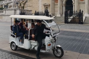Budapest: Sightseeing Tour by an Electric Tuktuk