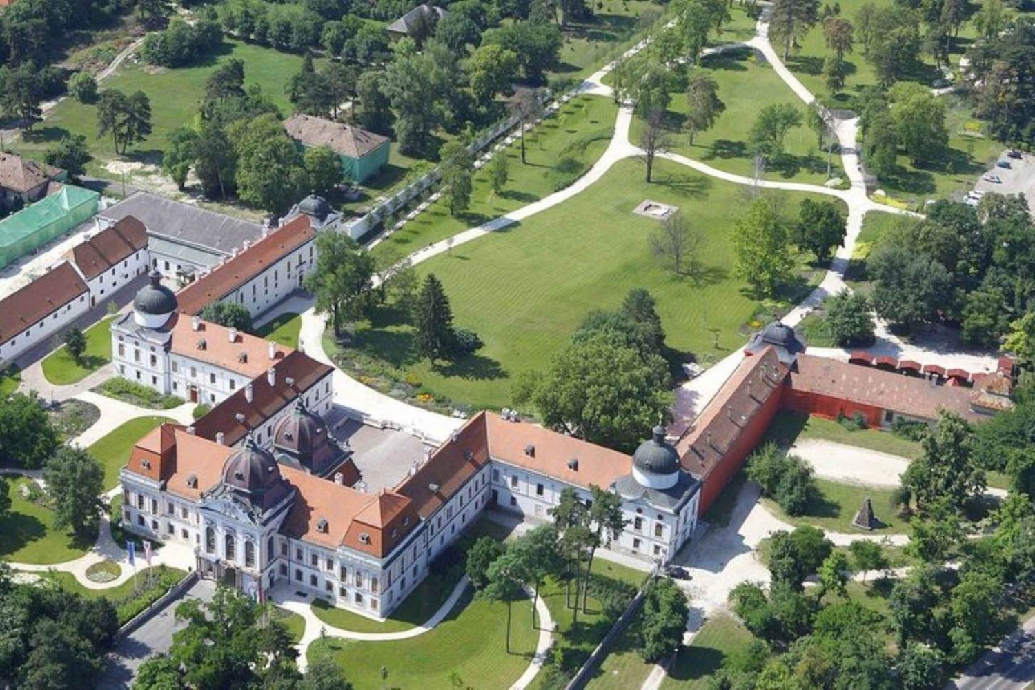 ブダペストシシィ宮殿見学とハンガリーホースショー＆昼食