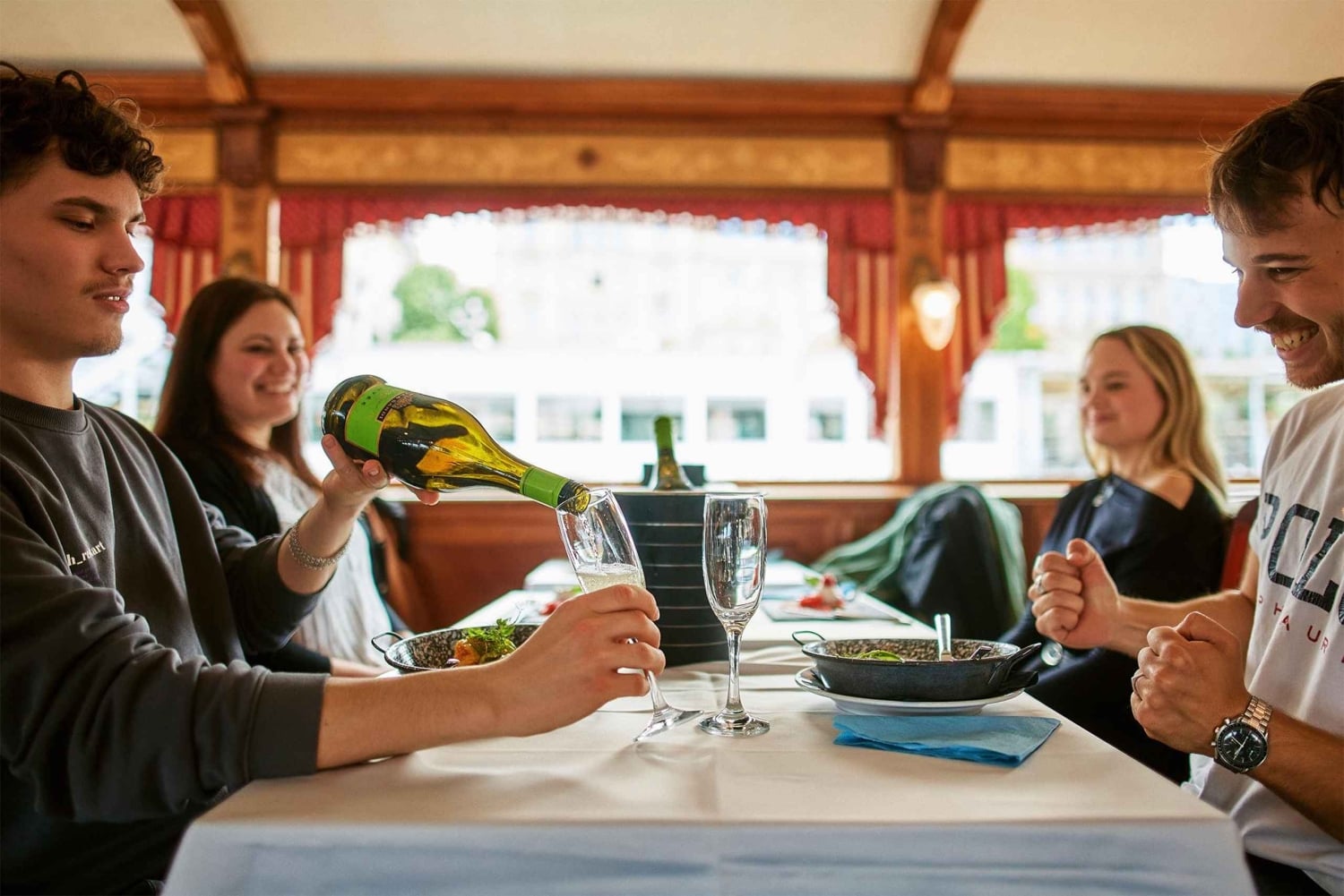 Budapest: Brunch estivo e crociera con prosecco o torta