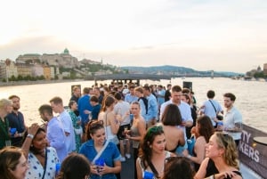 Budapest: Sunset Sightseeing Cruise with Unlimited Beer