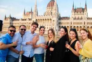 Budapest: Sunset Sightseeing Cruise with Unlimited Beer