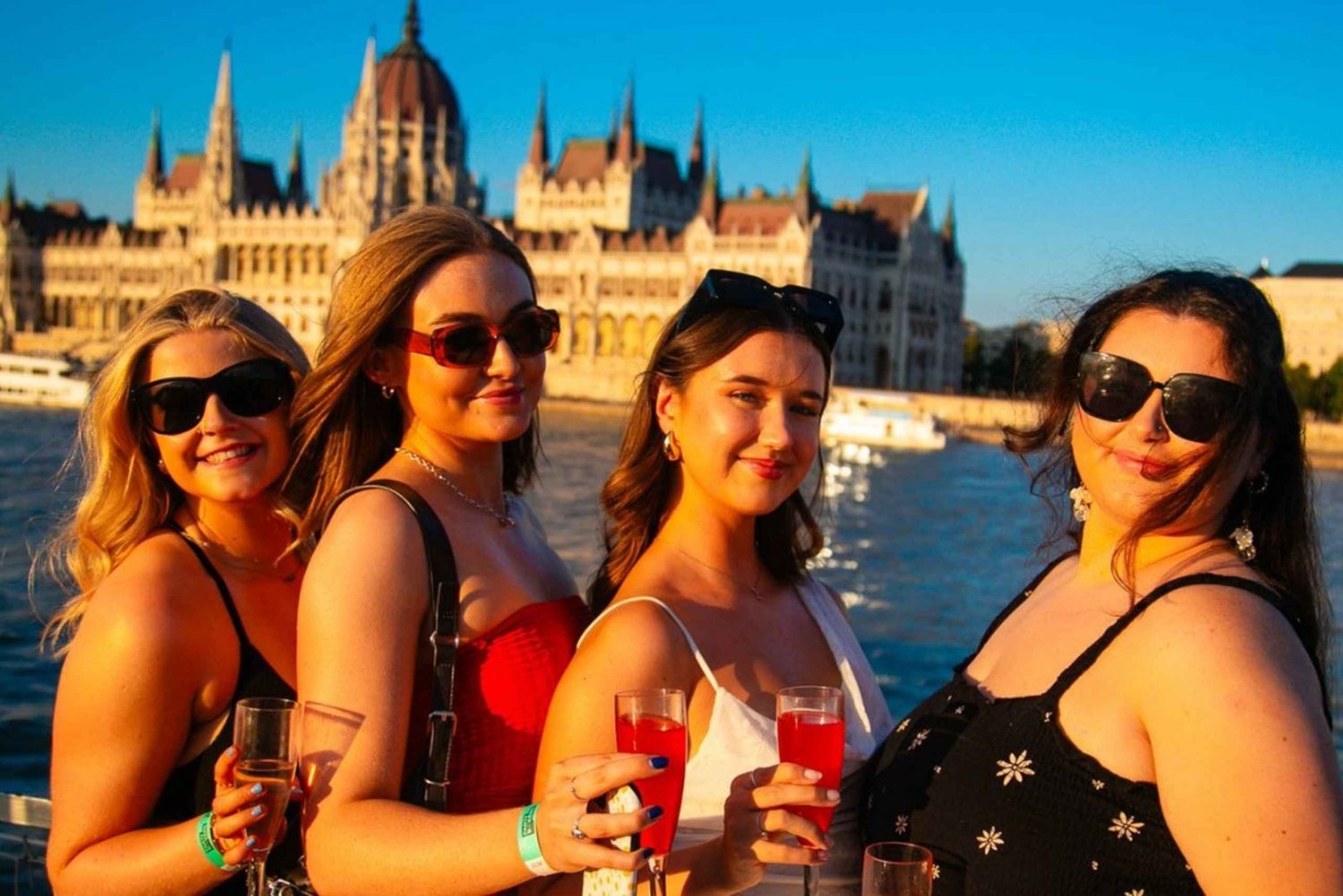 Budapest: Sunset Sightseeing Cruise with Unlimited Cocktails