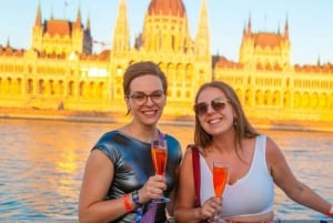 Budapest: Sunset Sightseeing Cruise with Unlimited Cocktails