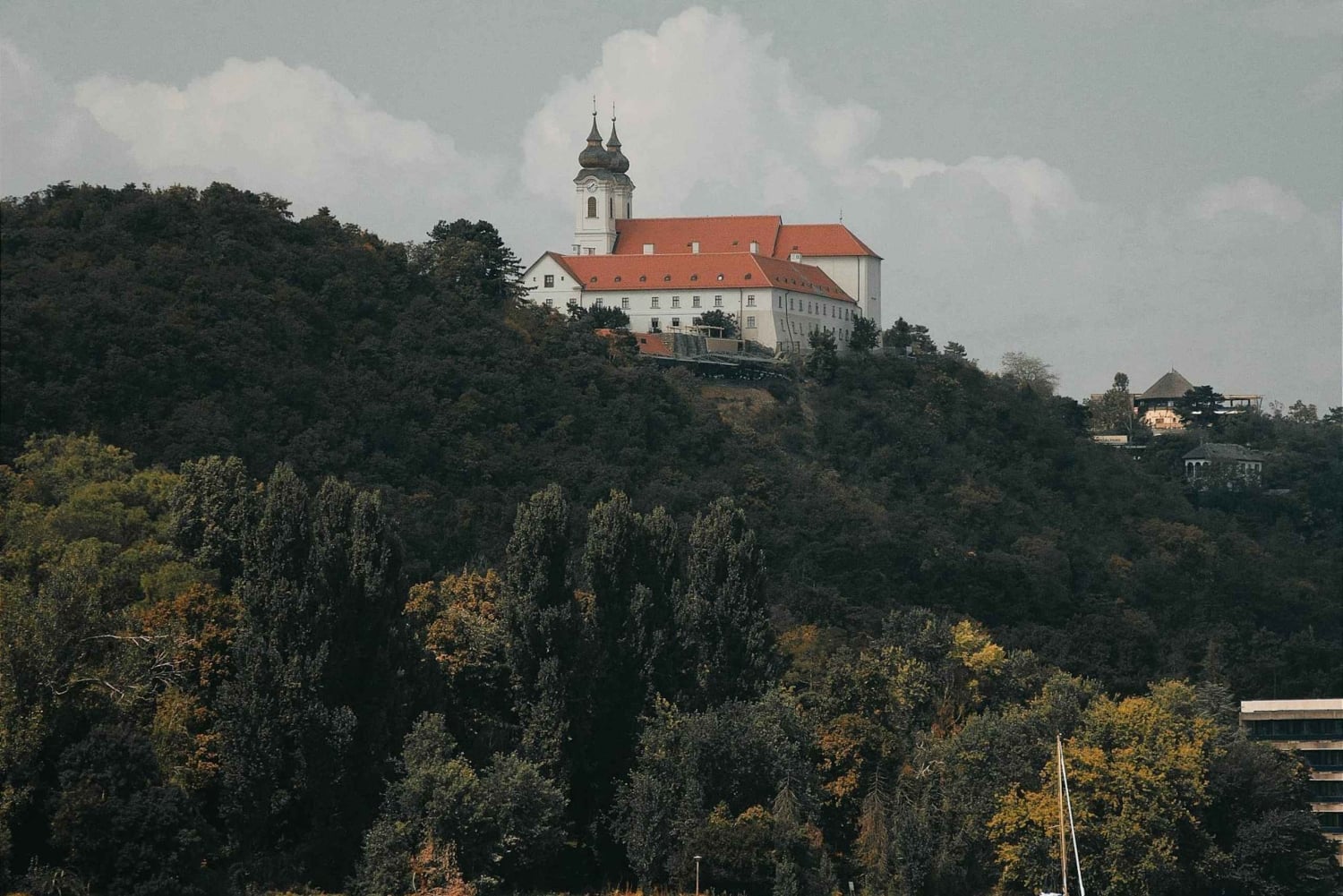 Boedapest: dagtrip naar het schiereiland Tihany met wandeling en abdijbezoek