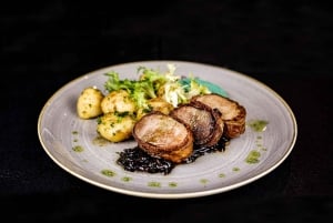 Budapest: Valentine’s Day Dinner Cruise with Piano Show