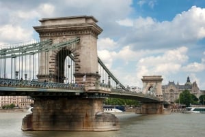 Budapest: Walking Tour in German