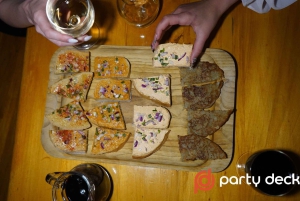 Budapest: Vinprovning med roliga spel och läckra snacks