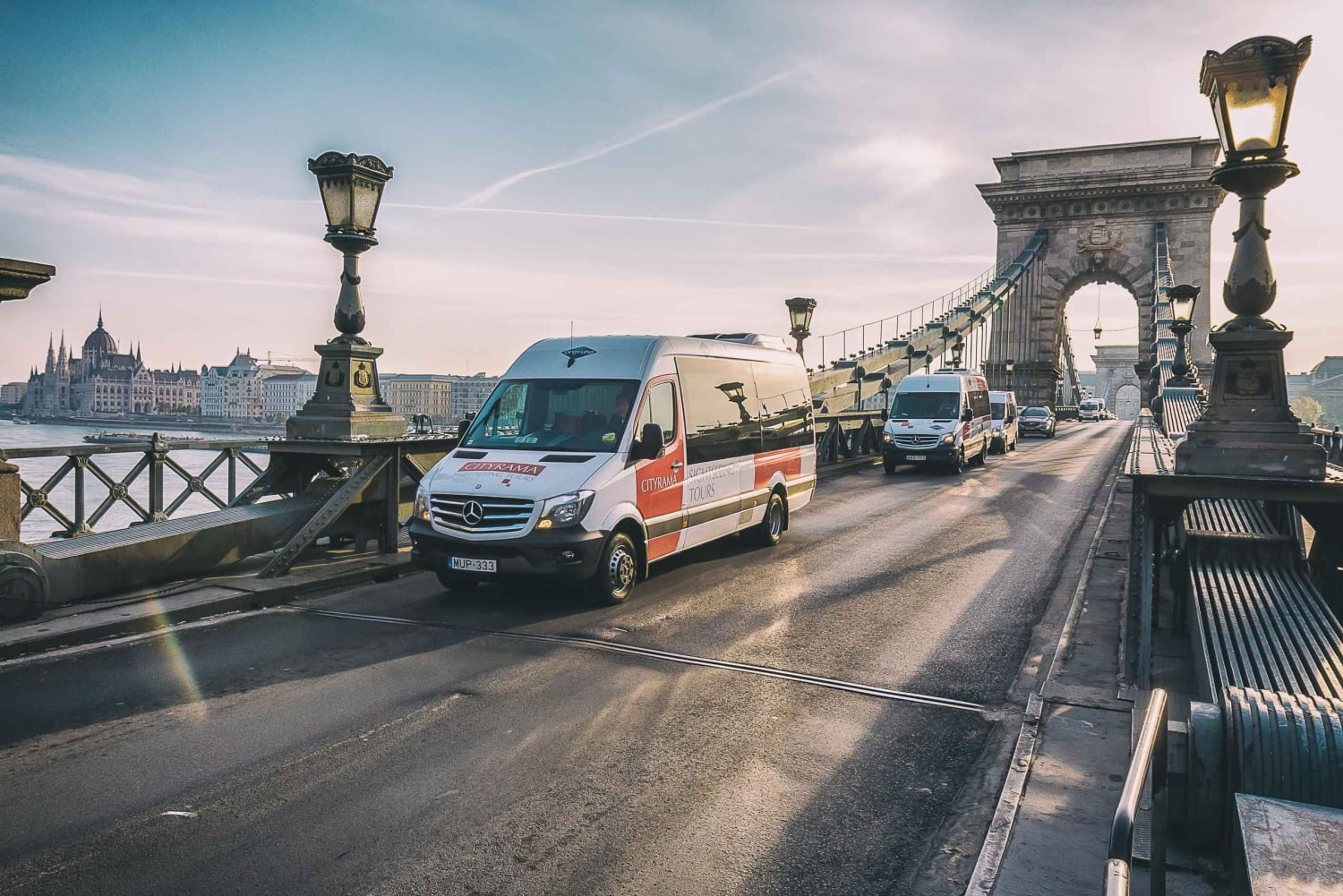 Passeio de carro pelo distrito dos castelos e Peste com cruzeiro guiado pelo rio Danúbio