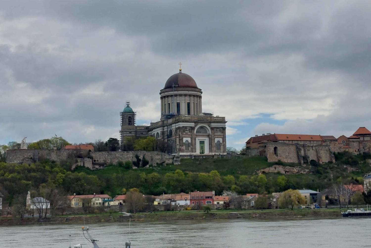 ドナウ川のカーブ：ブダペストからの8時間のプライベートフルボードツアーをお楽しみください