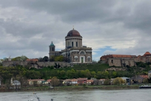 ドナウ川のカーブ：ブダペストからの8時間のプライベートフルボードツアーをお楽しみください