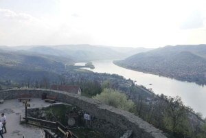 ドナウ川のカーブ：ブダペストからの8時間のプライベートフルボードツアーをお楽しみください