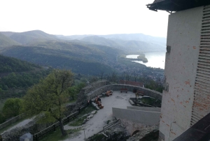 ドナウ川のカーブ：ブダペストからの8時間のプライベートフルボードツアーをお楽しみください