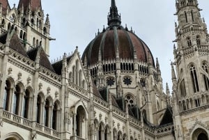 Discover Budapest by Retro Tram: Synagogue, Parliament