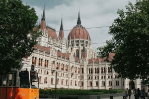 Discover Budapest by Retro Tram: Synagogue, Parliament