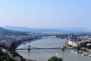 Von Wien: Geführte Tagestour nach Bratislava und Budapest