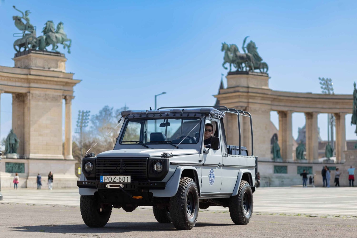 クラシックなロシアンジープとGクラスで行く、ブダペストの名所ツアー