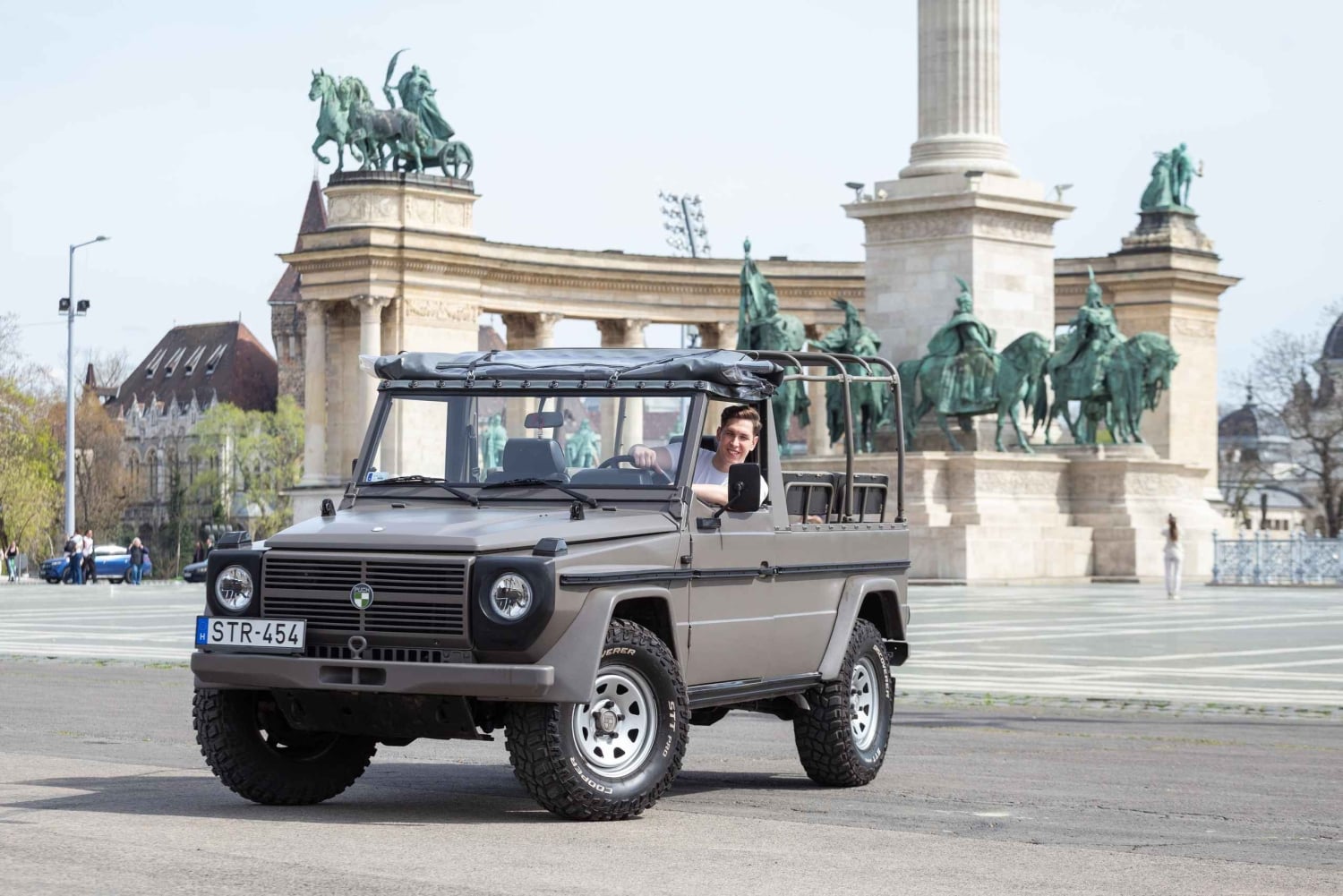 クラシックなロシアンジープとGクラスで行く、ブダペストの名所ツアー