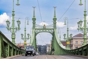 クラシックなロシアンジープとGクラスで行く、ブダペストの名所ツアー