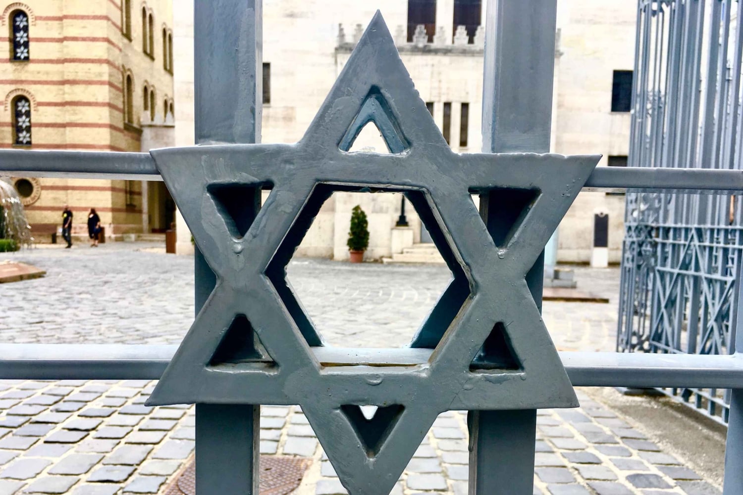 Jüdischer Rundgang: Synagogen, Schuhe, Geheimnisse & Flódni