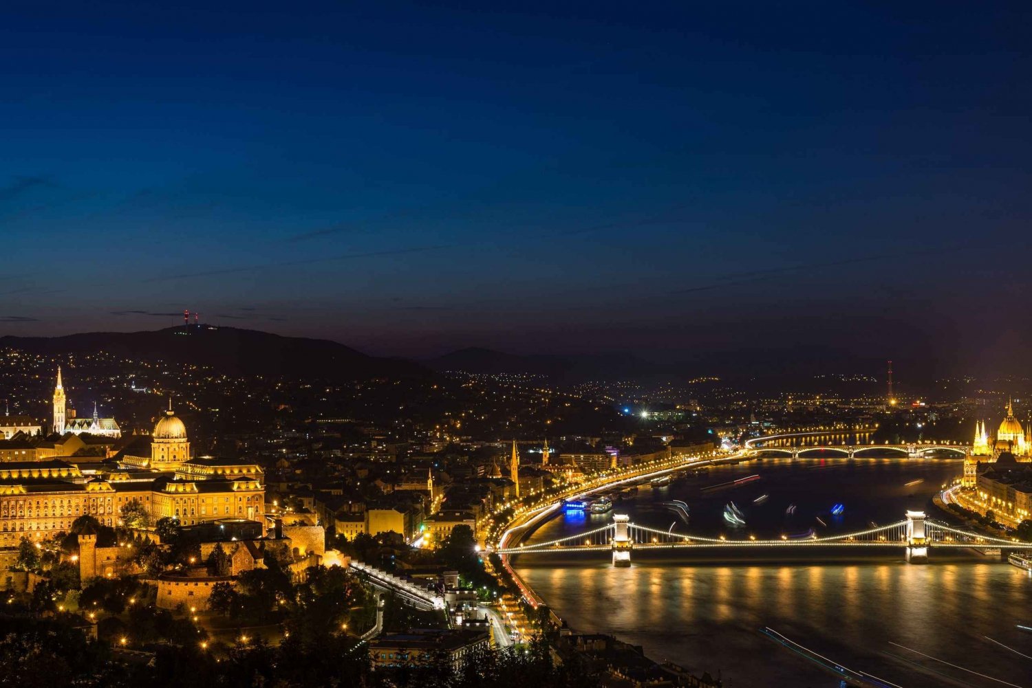 Light up Budapest: Private 2-hour night tour by luxury car