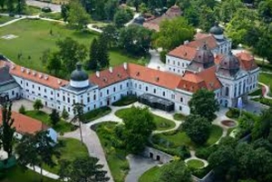 Palace of Queen Elisabeth Tour