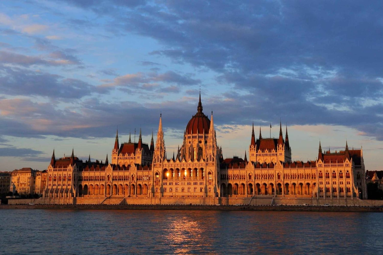 Budapest: tour privato da Vienna con una guida locale