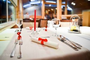 Budapeste: Jantar de 3 pratos para 2 pessoas num restaurante flutuante