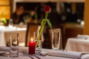 Budapeste: Jantar de 3 pratos para 2 pessoas num restaurante flutuante