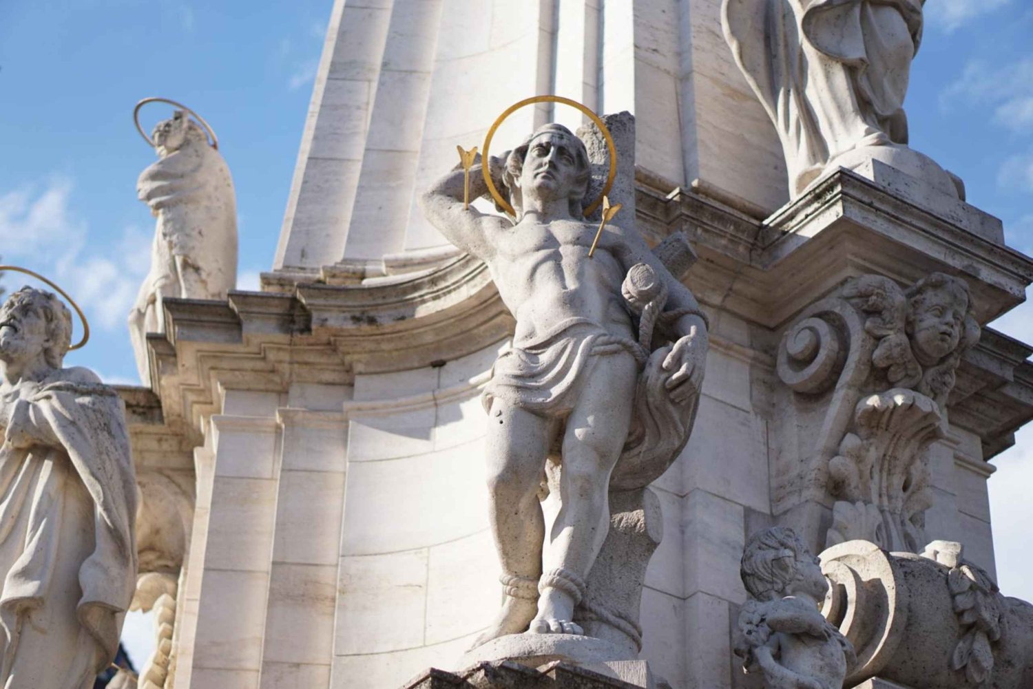 Visite à pied du château de Buda : statues, récits et mythes !