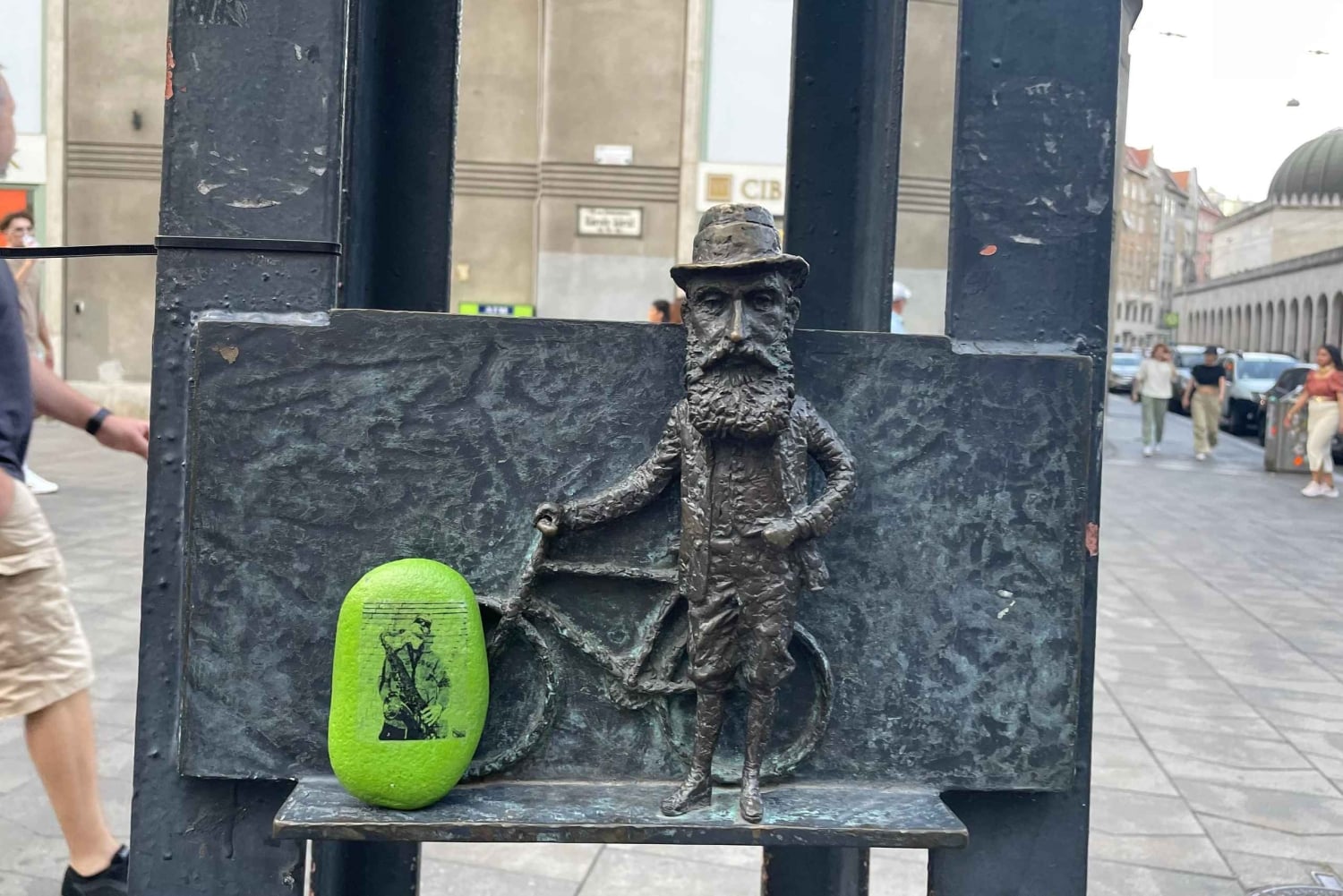 Små skulpturer, stora berättelser: Rundvandring i Kolodkos ministatyer