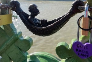 Små skulpturer, stora berättelser: Rundvandring i Kolodkos ministatyer