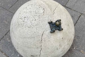 Små skulpturer, stora berättelser: Rundvandring i Kolodkos ministatyer