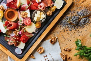 Degustazione di cibo e vino a Budapest vicino alla Basilica