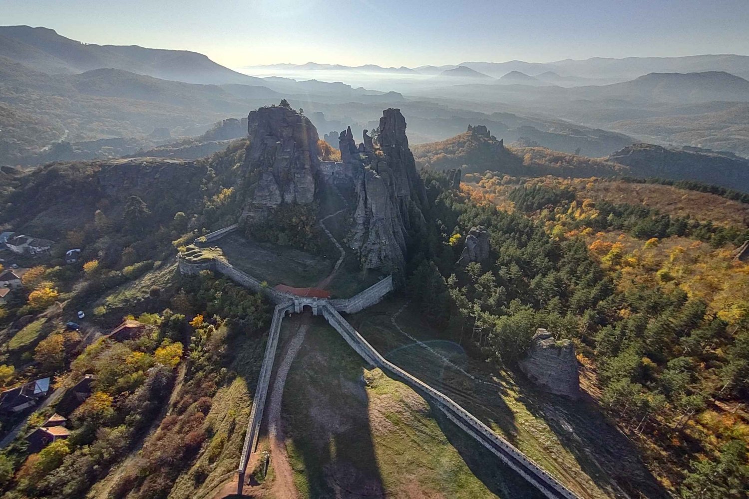 Belogradchik: Belogradchikin kallioiden yllä tapahtuva kuumailmapallolento.