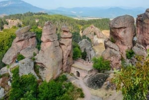 De rotsen en het fort van Belogradchik vanuit Sofia