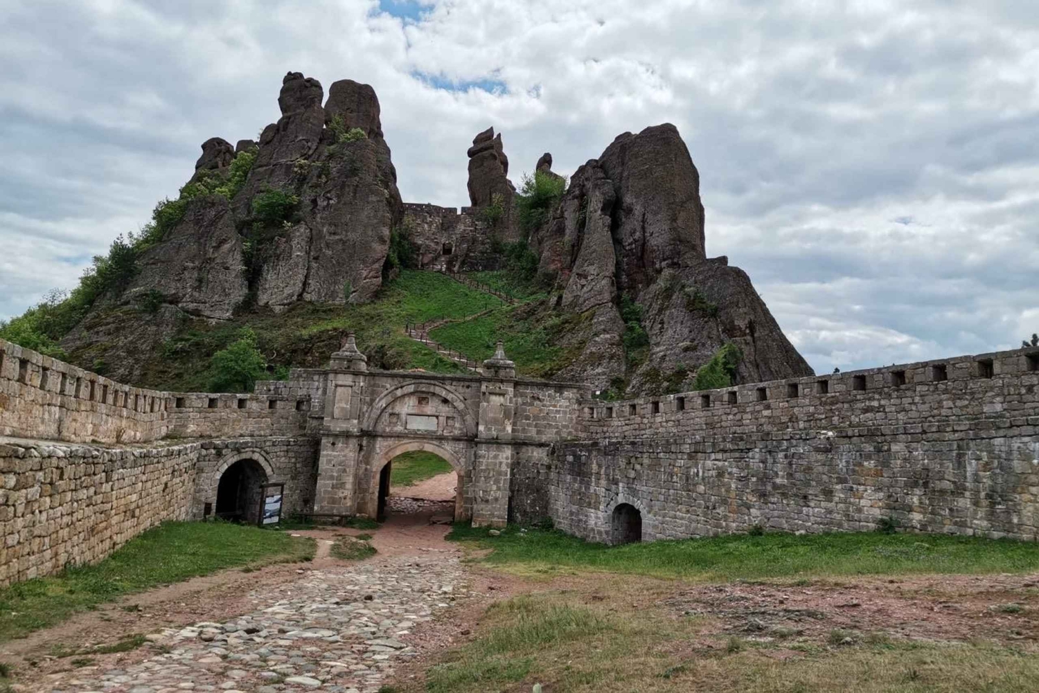 Belogradchikin kalliot ja Venetsan luola -päiväretki Sofiasta