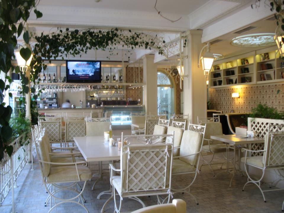 Bibliotekata Cafe-Restaurant and Garden