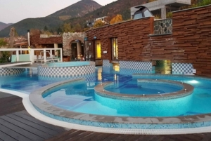 Päiväretki: Borovetsin hiihto ja rentoutuminen lämpöaltaissa ja saunassa.