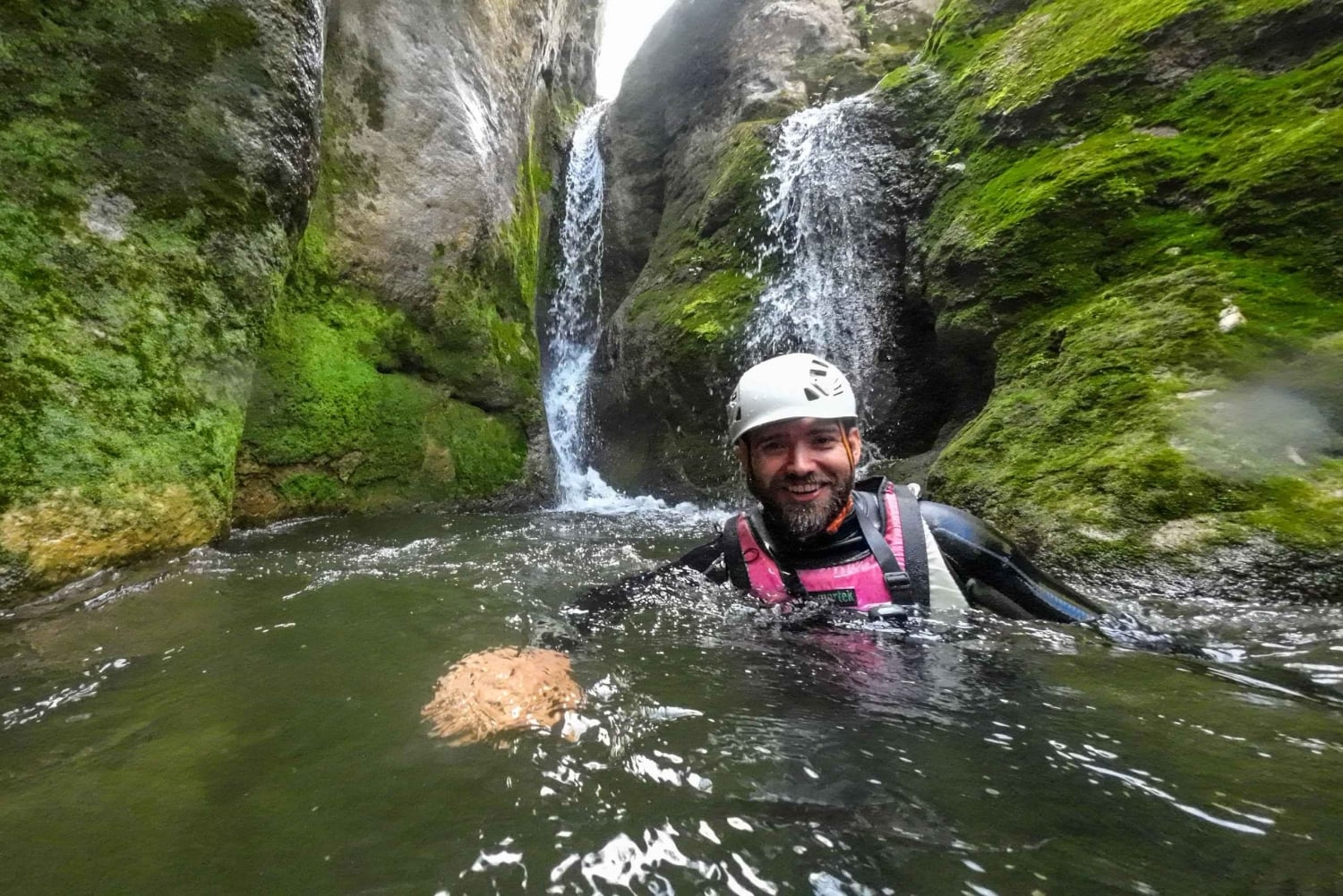 Emen: Kanjonimatka Negovankan rotkolla valinnaisen ilmaisen leirintäalueen kanssa