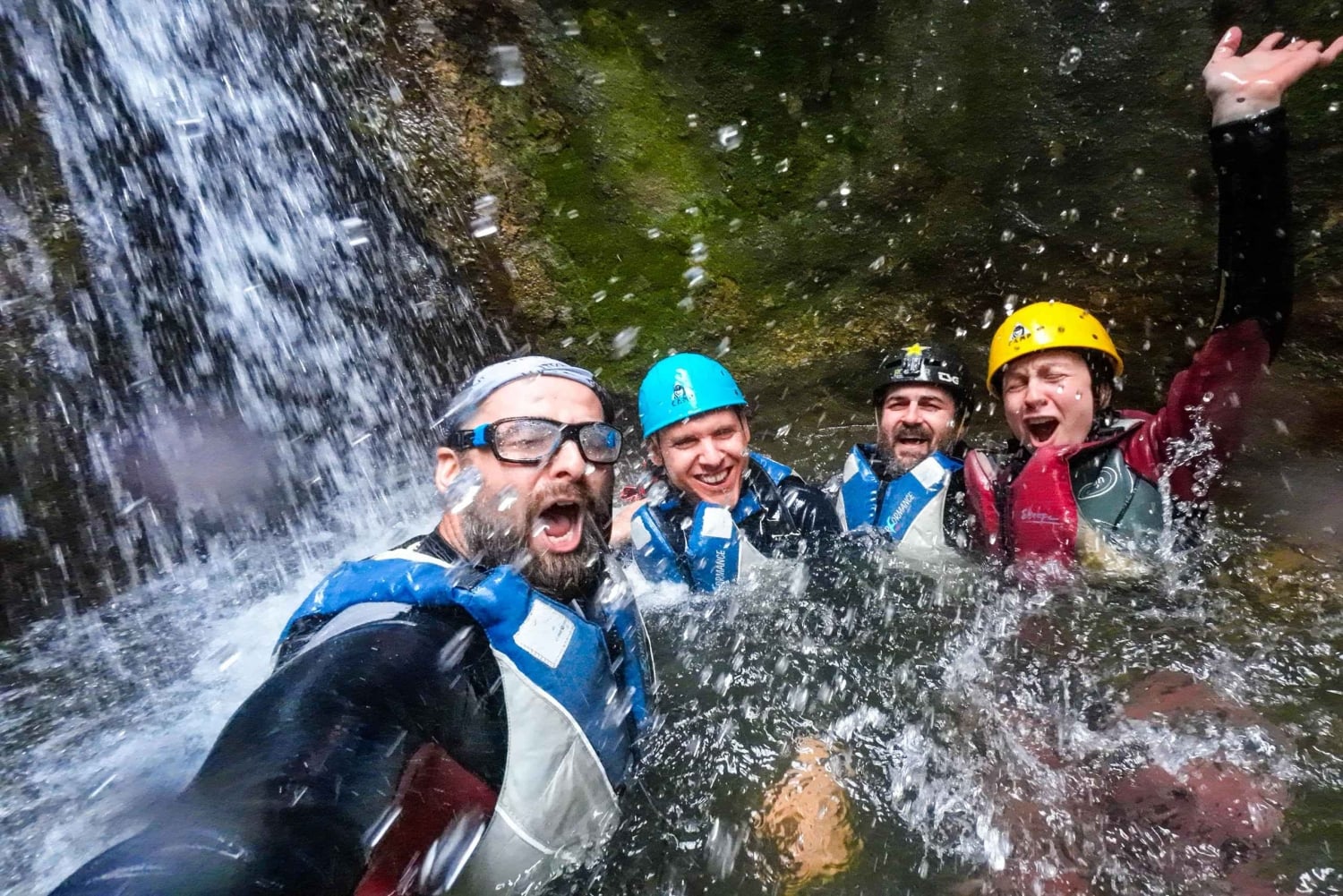 Emen: Kanjonimatka Negovankan rotkolla valinnaisen ilmaisen leirintäalueen kanssa