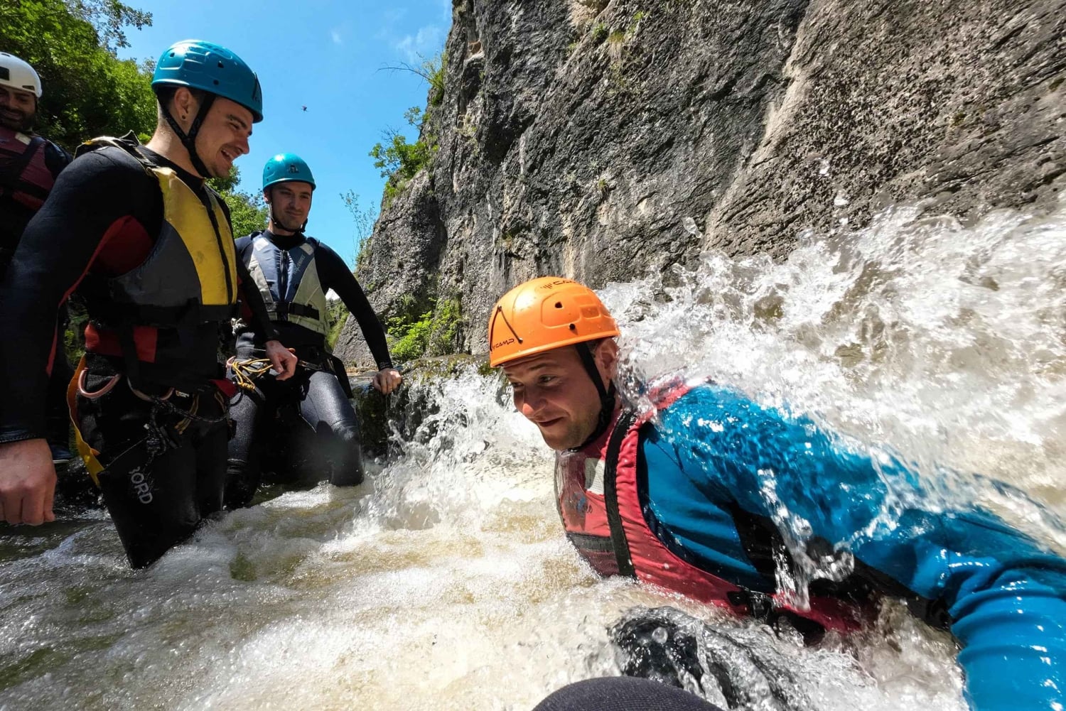 Emen: Kanjonimatka Negovankan rotkolla valinnaisen ilmaisen leirintäalueen kanssa