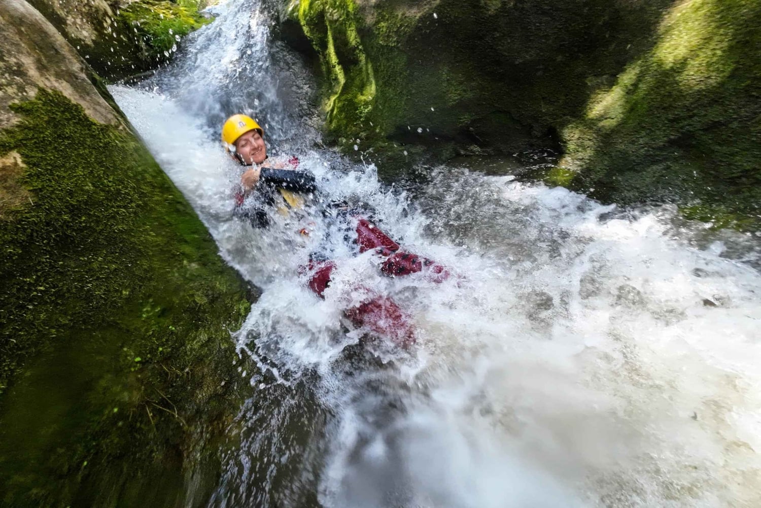 Emen: Kanjonimatka Negovankan rotkolla valinnaisen ilmaisen leirintäalueen kanssa
