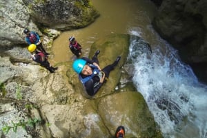Emen: Canyoning em Negovanka Gorge com acampamento gratuito opcional