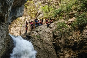 Emen: Canyoning em Negovanka Gorge com acampamento gratuito opcional